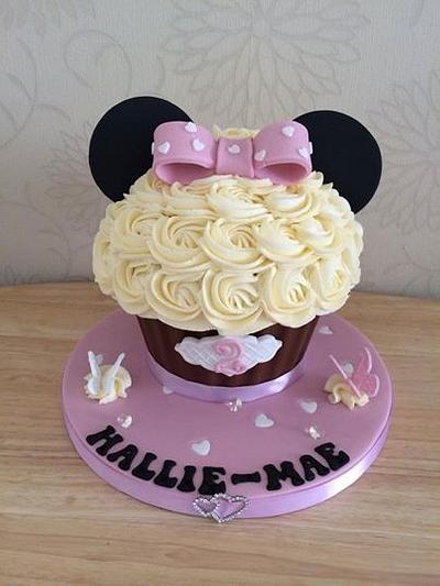 Minnie Mouse Giant Cupcake - Cake by Sajocakes