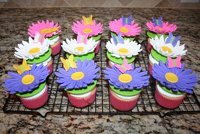 Daisy & butterfly cupcakes - Cake by Cathy Moilan