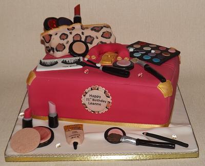 Make up cake  - Cake by Little Padawan Cakes 