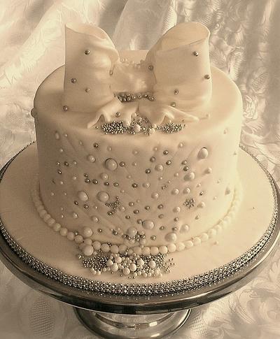 Pearls and Bows  - Cake by Danijela Lilchickcupcakes