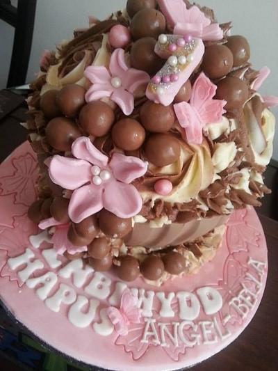 Giant cupcake - Cake by Jodie Taylor