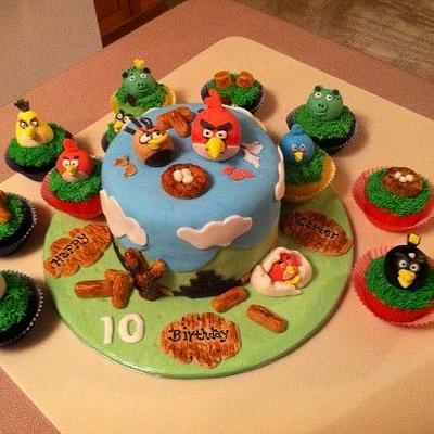 Angry Bird's Cake and Cupcakes - Cake by Patty Cake's Cakes