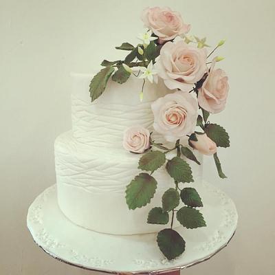 Gumpaste roses cake  - Cake by FangKim