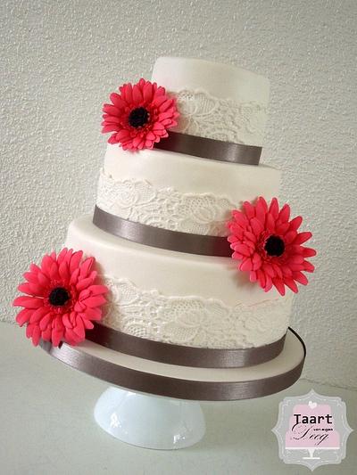 Weddingcake Lace and Gerbera  - Cake by Taart van eigen Deeg
