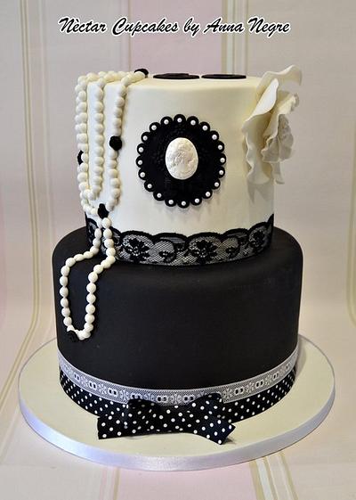 Black and white vintage cake - Cake by nectarcupcakes