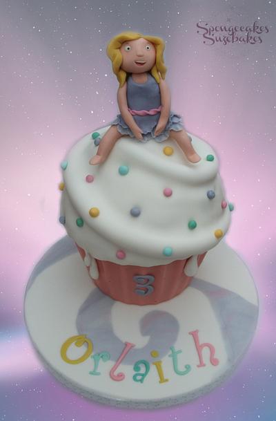 Cute Giant Cupcake - Cake by Spongecakes Suzebakes