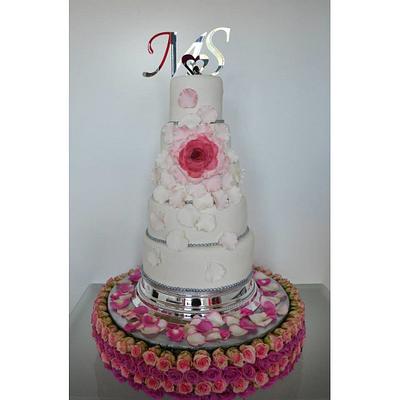 Roses Petal Wedding Cake - Cake by Une Fille en Cuisine