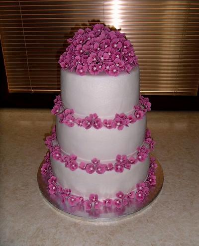 Wedding Cake with hydrangea - Cake by LH decor
