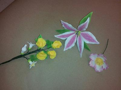 my first sugar flower!!! - Cake by Tica's Cakes