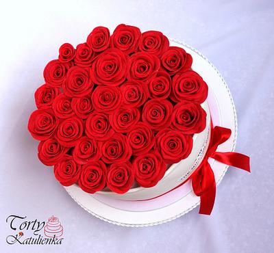 30 Fondant Roses and 480 petals  - Cake by Torty Katulienka