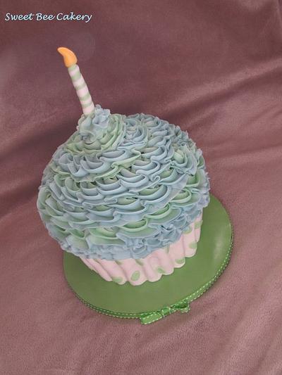 Smash Cupcake - Cake by Tiffany Palmer