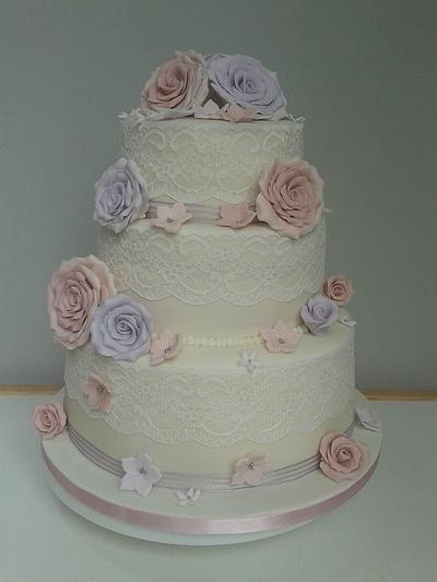 vintage style wedding cake - Cake by lucysyummycakes