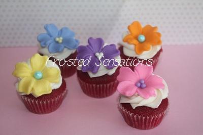 Mini flower cupcakes - Cake by Virginia