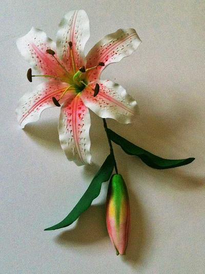 Stargazer lily - Cake by Sugared Inspirations by Debbie