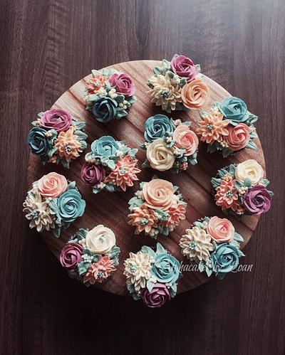 floral cupcakes - Cake by AlphacakesbyLoan 