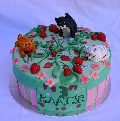 Strawberries and Kittens - Cake by M's Bakery