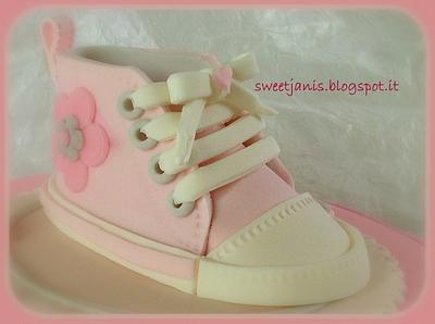 Pink baby Converse - Cake by Sweet Janis