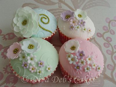 Vintage Flower Cupcakes - Cake by Deborah Roberts