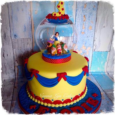 Snow White globe cake - Cake by Nanna Lyn Cakes