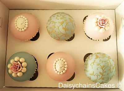 Vintage cupcakes  - Cake by Daisychain's Cakes