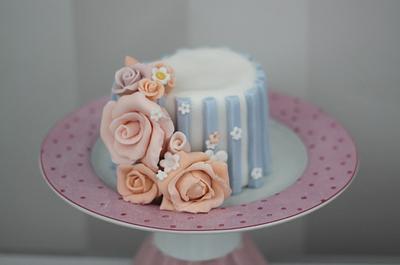 Mini striped cake with roses - Cake by Zoe's Fancy Cakes