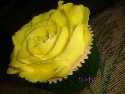 yellow rose cupcake - Cake by Nelia