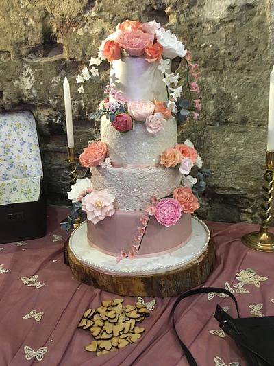 Floral lace  and lustres - Cake by Boxerlover