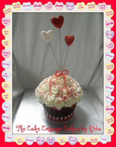 Valentine Giant Cupcake with hearts. - Cake by Aida Martinez