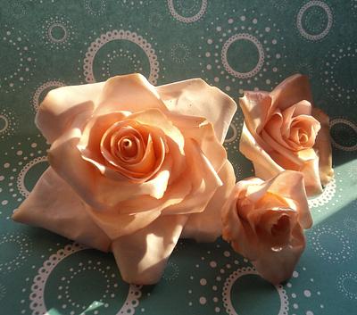 Assorted gum paste flowers (Roses, Chrysantemum, Parrot Tulip) - Cake by Goreti