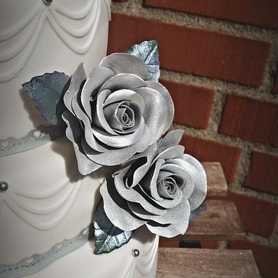 White wedding cake with silver roses - Cake by Jennylangberg