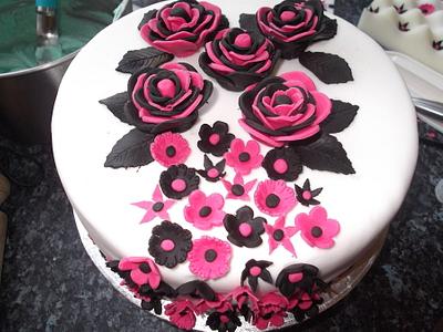 Black and pink - Cake by Chelleforkin
