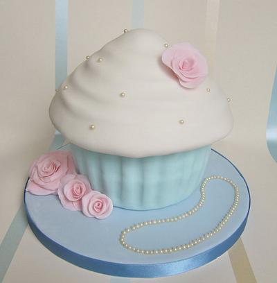 Vintage Giant Cupcake - Cake by Shelly