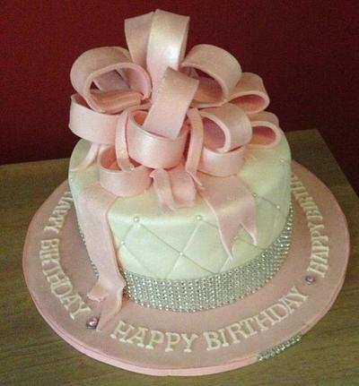 Bows and Bling - Cake by Piececakelove