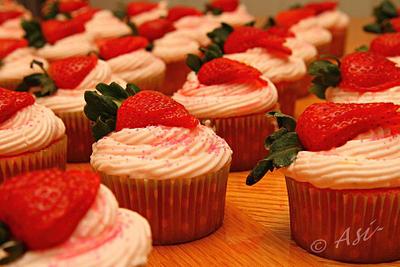 strawberry and chocolate cupcakes...the process - Cake by asicutey