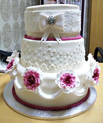 Drapes and Roses - Cake by sarahf