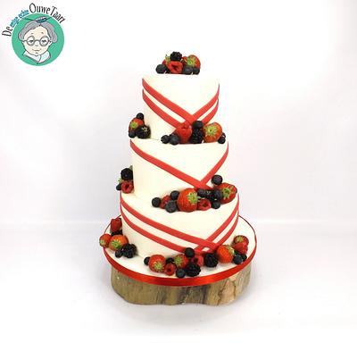 Wedding cake with fresh fruit - Cake by DeOuweTaart