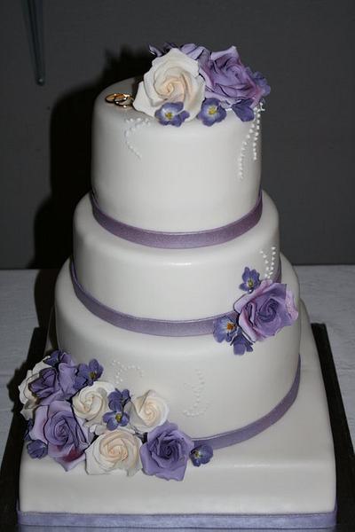 Weddingcake in purple and white - Cake by Sannas tårtor
