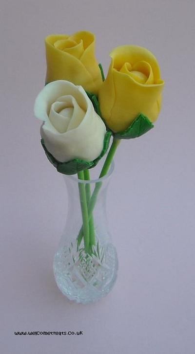 White & Yellow Roses - Cakepops - Cake by welcometreats