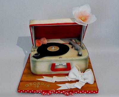 Vintage record player birthday cake - Cake by Dee