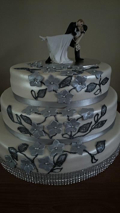 Weddingcake with silver and lace details - Cake by Pauliens Taarten