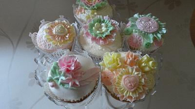 flowers frills and lace - Cake by Tinascupcakes