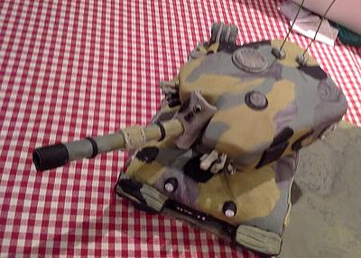Challenger 2 Tank - Cake by Pmaccakes
