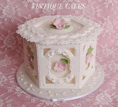 Classic Style Show Cake - Cake by Vintique Cakes (Anita) 