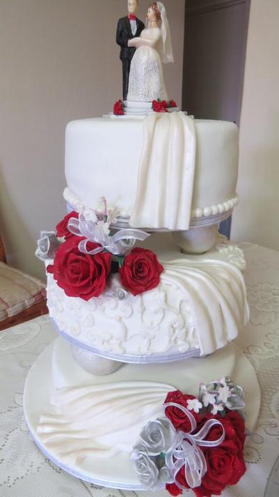 Red roses wedding cake - Cake by Maggie Visser