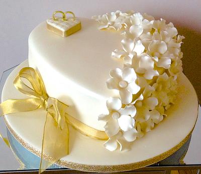 Cream and Gold  - Cake by Alison's Bespoke Cakes