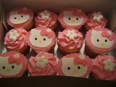Hello Kitty Cake2 with cupcake toppers - Cake by Monsi Torres