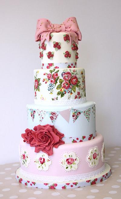 Vintage rose wedding cake - Cake by Little Black Cat - Kathleen BD