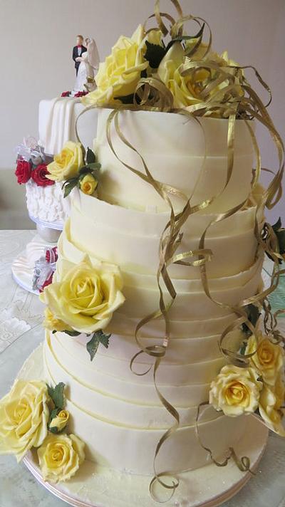 Yellow roses wedding cake - Cake by Maggie Visser