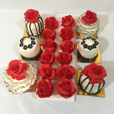 Mini cakes and edible roses - Cake by Latifa