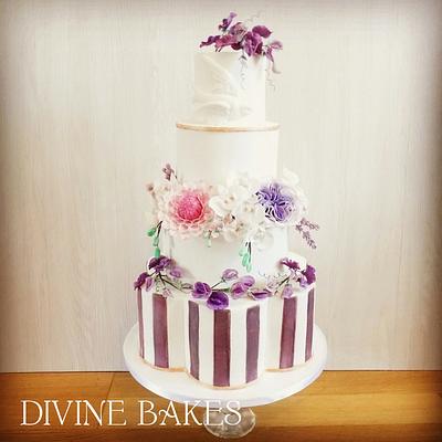 Floral wedding cake - Cake by Divine Bakes